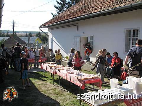 20091003-V-SZGKY-2009-Teritett-asztal.jpg