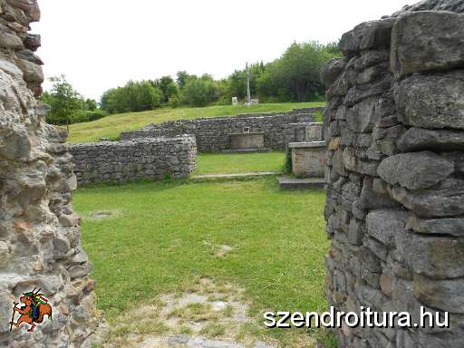 105-Huvosvolgytol-Tatabanyaig-20140616-18-Pilisszentlelek-kolostorrom.JPG